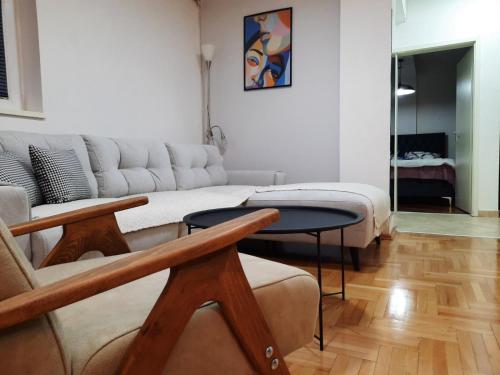 斯科普里Petar's Apartment的客厅配有沙发和桌子
