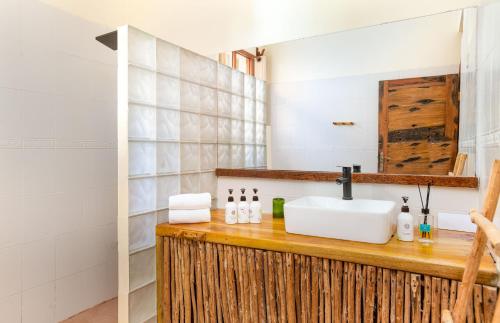 马特姆维Marafiki Beach Hotel & SPA的一间带水槽和镜子的浴室
