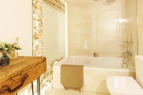 阿尔卡拉德荷那利斯Casa Deluxe Herreros的带浴缸、卫生间和盥洗盆的浴室