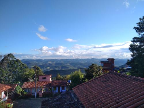拉夫拉斯诺瓦斯Chalé Suite do chá的享有以山为背景的村庄美景
