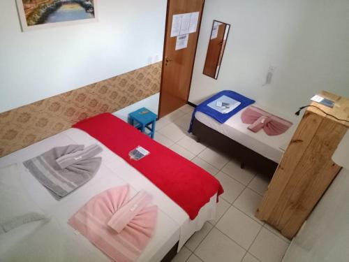 Colinas Do SulPousada Adorno的一间小房间,内设两张床