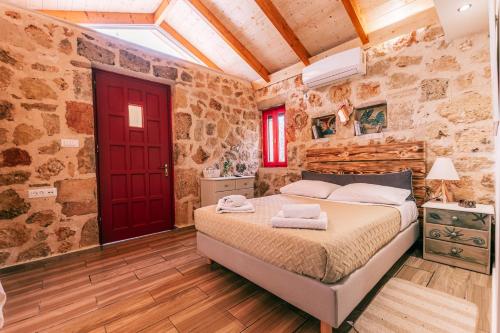 佩萨达Dreamy Stone House的一间卧室设有一张床和一扇红色的门