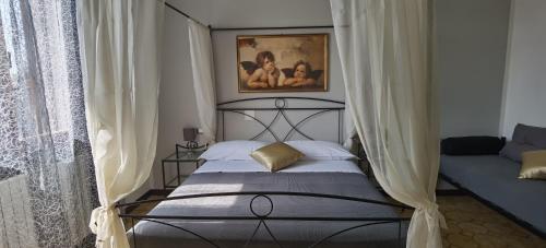 迪拉文纳卡斯蒂利奥内B&B A'la Funtäna的一间带床和沙发的小卧室