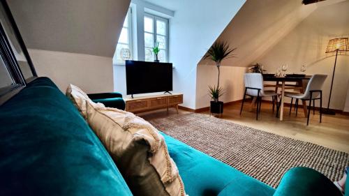 科堡One Apartment's⎢Neu+Zentral⎢Alberstplatz⎢Altbau的客厅配有蓝色的沙发和桌子