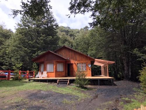 柯纳里佩Cabaña en Coñaripe Sector Termas Geométricas "Entre Coigûes"的田野中间的小木屋