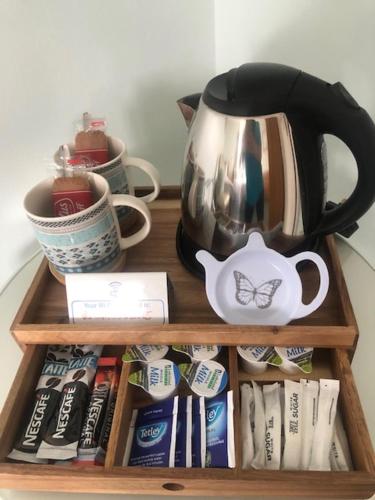 恩尼斯基林Drumcoo Guest House的木架,带茶壶和茶包