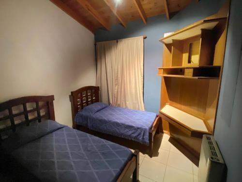 瓜伊马延Amanecer de Oro的小房间设有两张床和窗户
