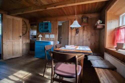 SkálavíkThe Real Faroese Experience的小屋内的厨房配有桌椅