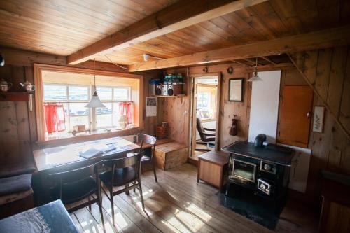 SkálavíkThe Real Faroese Experience的小屋内带桌子和炉灶的房间