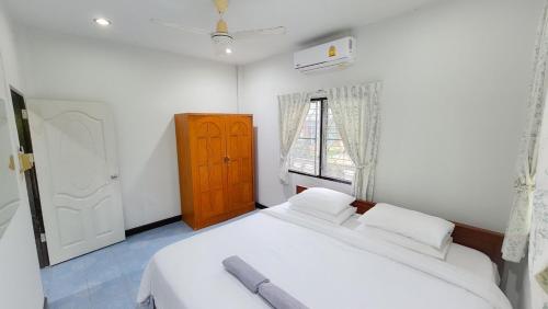 卡伦海滩Karon House 15B的一间卧室设有两张床和窗户。