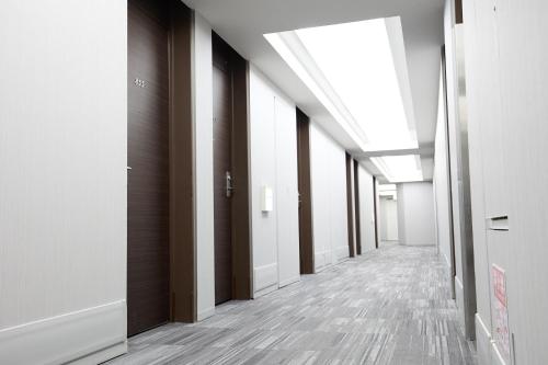 东京银座国际酒店的白色墙壁和木地板的办公大楼走廊