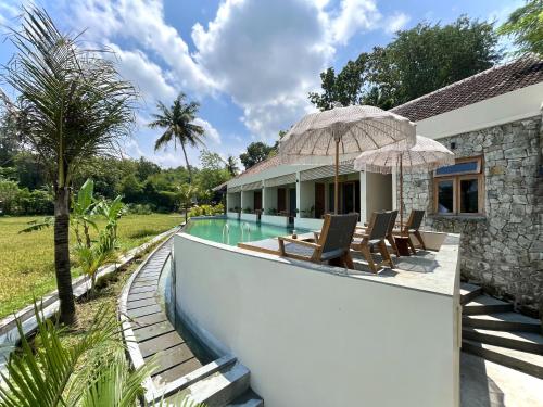 日惹boutique villa jogja senang的一座带游泳池和房子的别墅