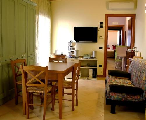 洛尼戈圣马可住宿加早餐旅馆的客厅配有桌椅和电视。