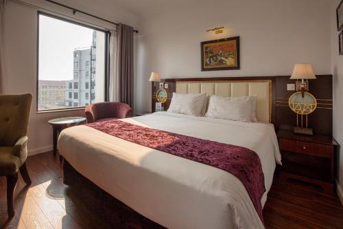 河内花海花园酒店的一间设有大床和窗户的酒店客房