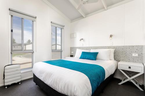 科布勒姆科布拉姆RACV假日公园的白色的卧室设有一张大床和一个窗户