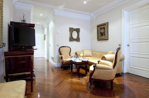 萨拉曼卡阿拉梅达宫酒店的客厅配有沙发和桌子