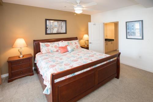 弗吉尼亚海滩The Sanctuary - Crab Dip B118的一间卧室配有一张床、梳妆台和床头柜