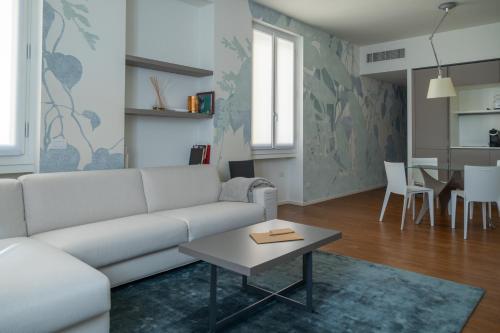 米兰Ariosto Social Club的客厅配有白色的沙发和桌子