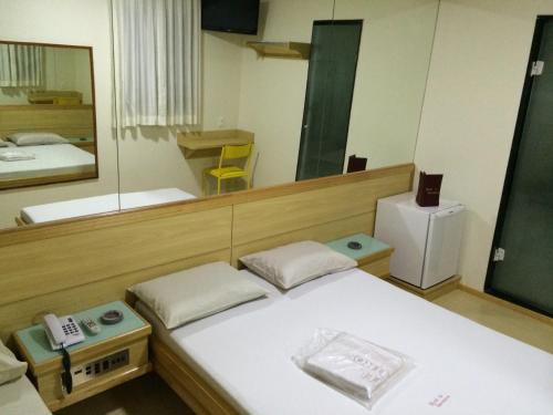 里约热内卢恩康特洛斯情趣酒店（仅限成人）的配有床和大镜子的房间