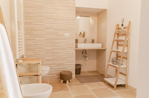 布林迪西[ApuliaLux] Marietta Luxury House - Centro Storico的一间带水槽、卫生间和镜子的浴室