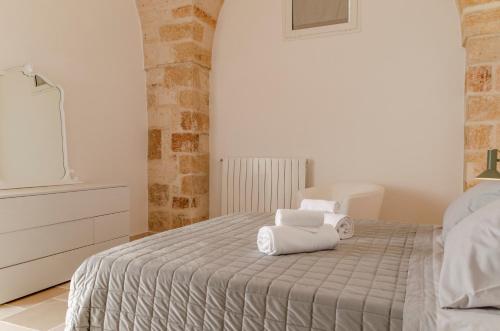 布林迪西[ApuliaLux] Marietta Luxury House - Centro Storico的一间卧室配有带毛巾的床
