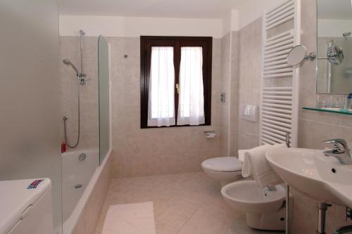 威尼斯科尔特格丽玛尼住宅酒店的一间带水槽、卫生间和淋浴的浴室