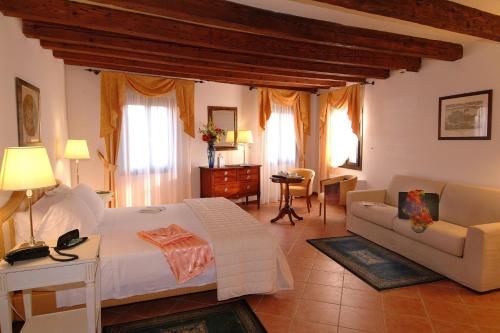 威尼斯科尔特格丽玛尼住宅酒店的一间带大床的卧室和一间客厅