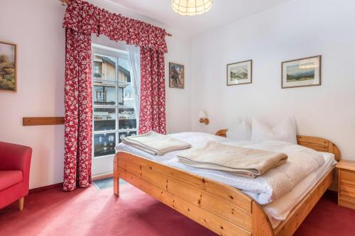 贝里斯泽尔Voglsang - Haus Annamirl的一间卧室设有一张床和一个窗口