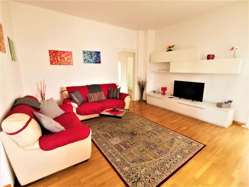 Collina d'OroCasa le palme -Montagnola的客厅配有2张红色沙发和1台电视