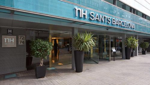 巴塞罗那桑特斯巴塞罗那NH酒店的前面有盆栽植物的商店