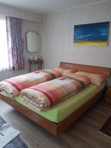 阿彭策尔Marktgasse 9的卧室内的一张大床,卧室配有防过敏设施