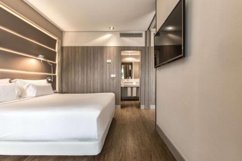 塞维利亚NH塞维利亚艾玛斯广场酒店的一间酒店客房 - 带一张床和一间浴室
