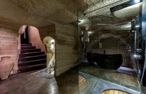 格雷梅Carus Cappadocia的一间设有玻璃门和楼梯的房间
