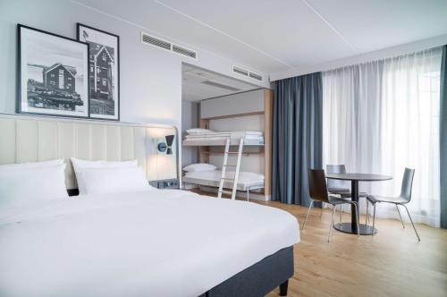 加勒穆恩Radisson Hotel & Conference Centre Oslo Airport的配有一张床和一张书桌的酒店客房