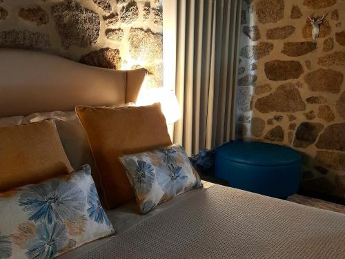 Castelo NovoFragas do Lobo - Casa da Azenha的卧室内的一张带两个枕头的床
