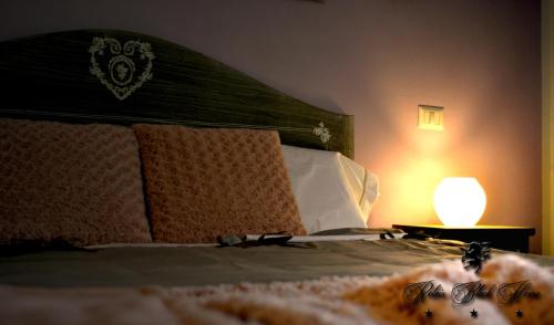 
瑞莱斯黑马酒店客房内的一张或多张床位
