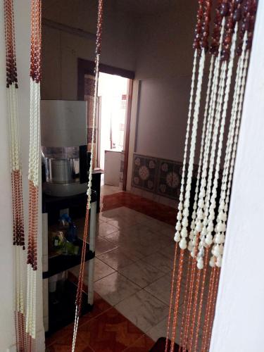 达卡Homestay 3的厨房里挂着一束挂在墙上的珠子