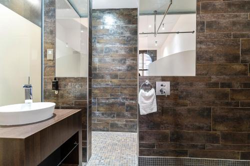曼彻斯特曼切斯特市罗姆兹酒店的一间带水槽和镜子的浴室