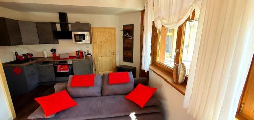 拉特诺Sonniges Eck Ferienwohnung 2的带沙发和红色枕头的客厅