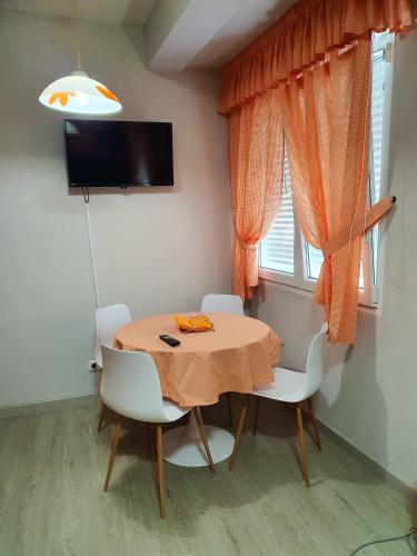 2 bedrooms appartement at El Grove 500 m away from the beach with wifi的电视和/或娱乐中心