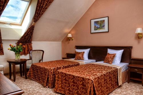戈乌达普温图斯自然理疗温泉酒店的酒店客房设有两张床和窗户。