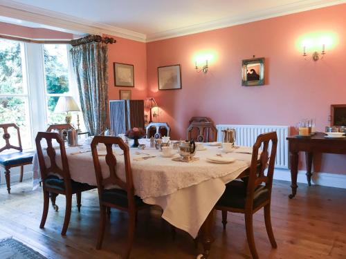 科克茅斯Wood House的用餐室配有桌椅和桌子