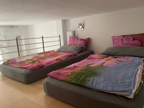 柏林Luxury 60m2 Appartement in Wilhelmstadt Berlin的两张睡床彼此相邻,位于一个房间里