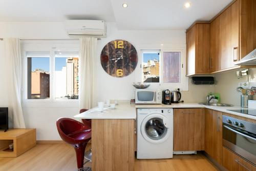 巴塞罗那Cute Apartment in Sants Station with HBO & Alexa & AC的厨房配有洗衣机和微波炉。