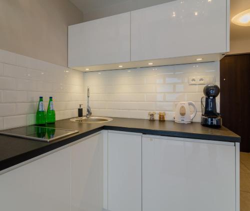 米兹多洛杰Holiday Home SLAVIA NEW S7的厨房配有白色橱柜和水槽