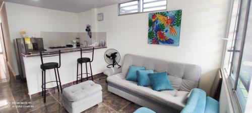 弗洛伦西亚Hermoso apartamento con servicios y garaje.的带沙发的客厅和厨房