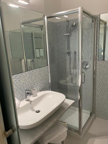 卡莫利La Casa di Alessia的一间带水槽和淋浴的浴室
