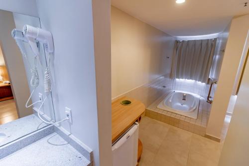 卡达斯诺瓦斯HotSprings OFICIAL B3 Hotéis的带淋浴、盥洗盆和卫生间的浴室