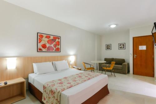 卡达斯诺瓦斯HotSprings OFICIAL B3 Hotéis的酒店客房设有床和客厅。