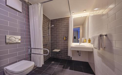 科隆Holiday Inn Express Cologne Mülheim, an IHG Hotel的一间带卫生间和水槽的浴室